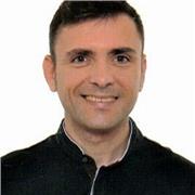 Me defino un docente comprensible y sistemático.
Dar clases a adultos y a empresas que se impliquen y crean en la formación.